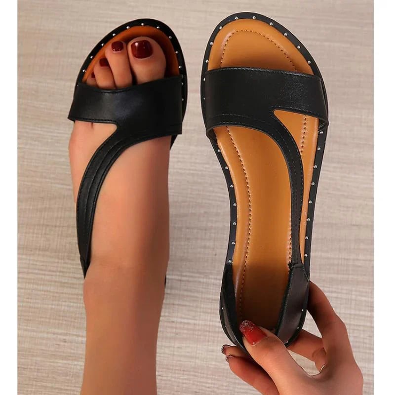 Sandales plates ouvertes à bout évidé avec rivet